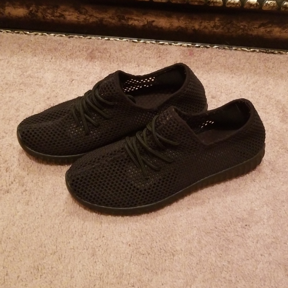 Qupid Mesh Tennis Shoes, sz. 8